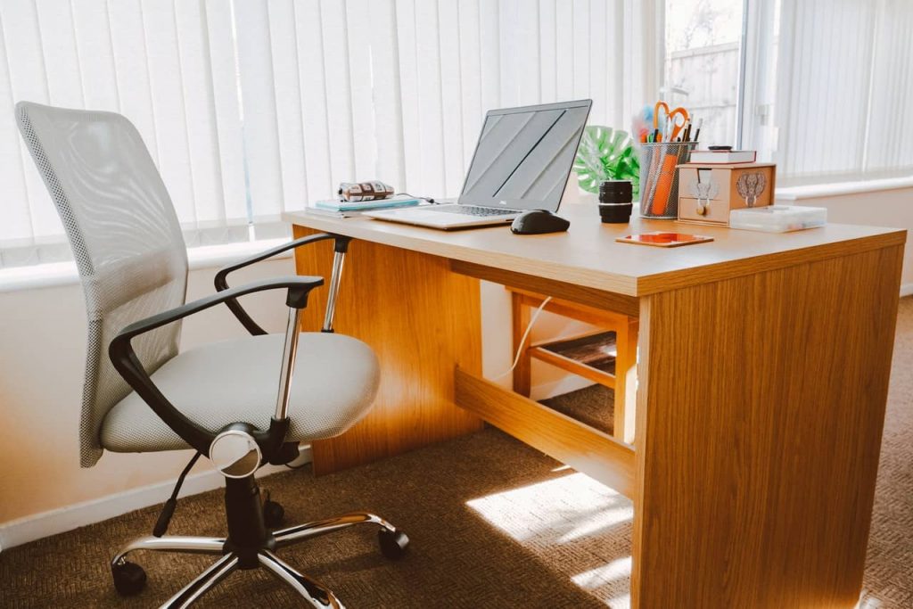 Ergonomische bureaustoel op kantoor
